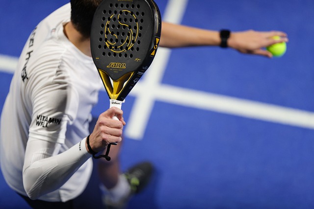 Jugador de padel en cancha de ladrillo azul